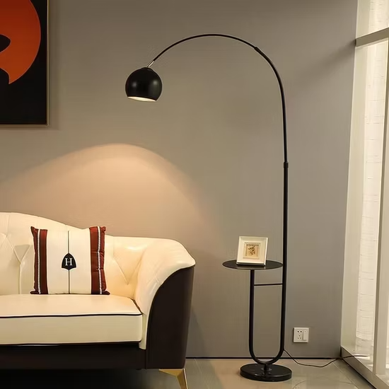 مصباح أرضي حديث LED قائم