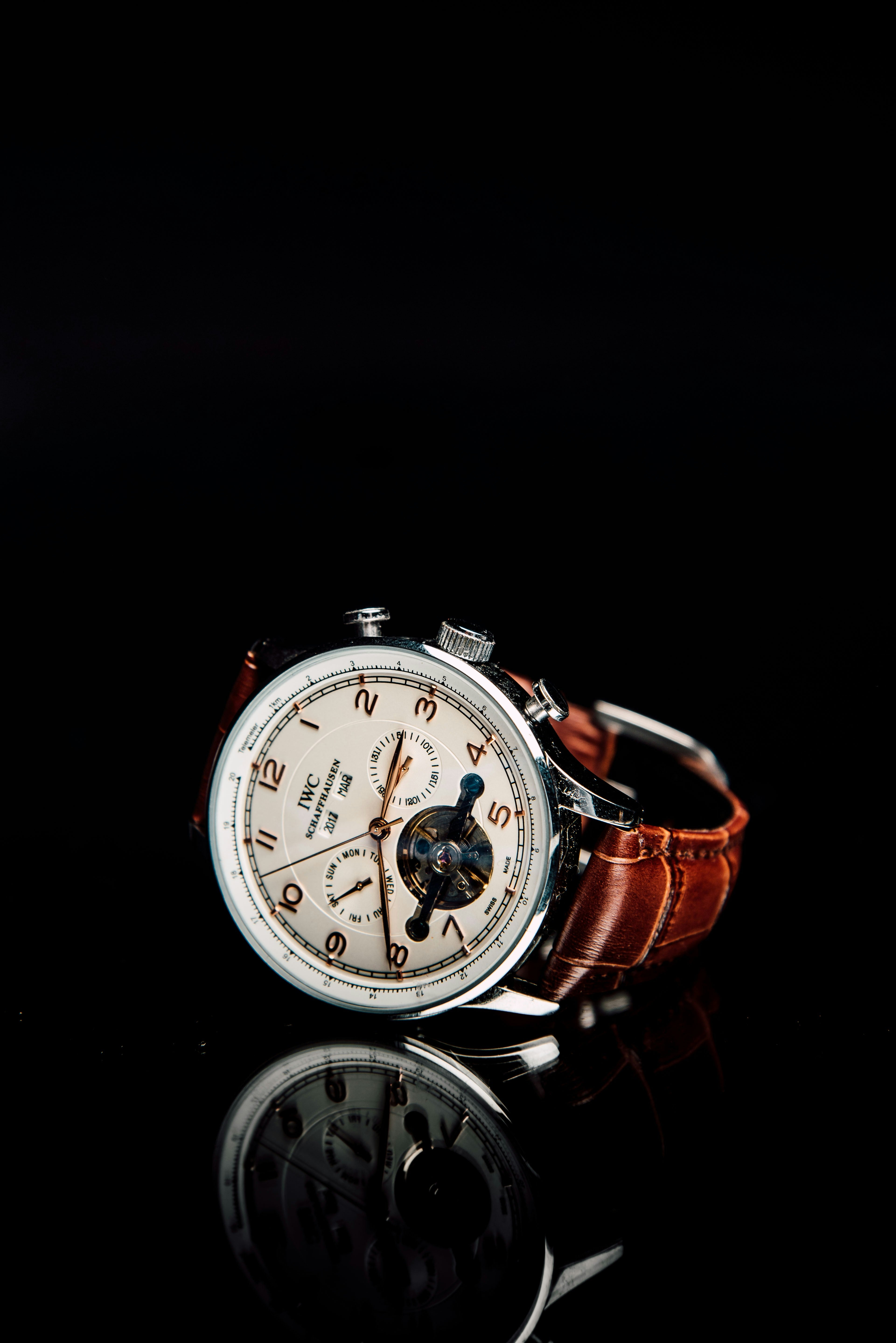 ساعة جلدية بنية عتيقة